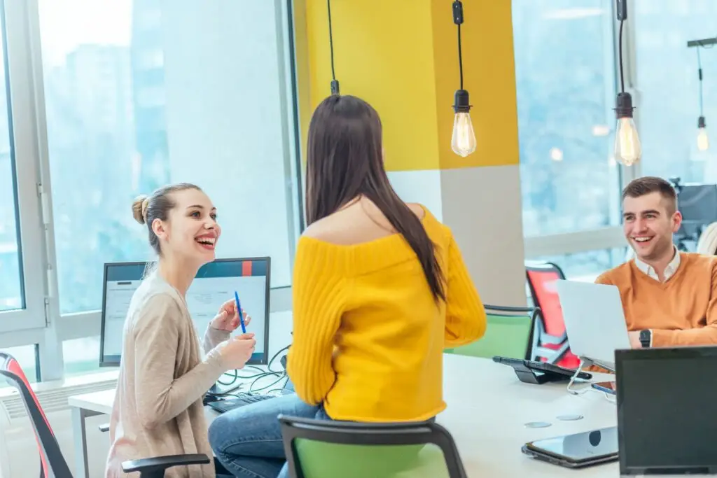 Mitarbeitende, die mit Freude und Engagement im Büro arbeiten.