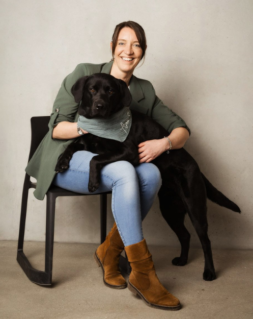 Maria Röming mit Bürohund Amie – Wirtschaftspsychologin für Betriebliches Gesundheitsmanagement